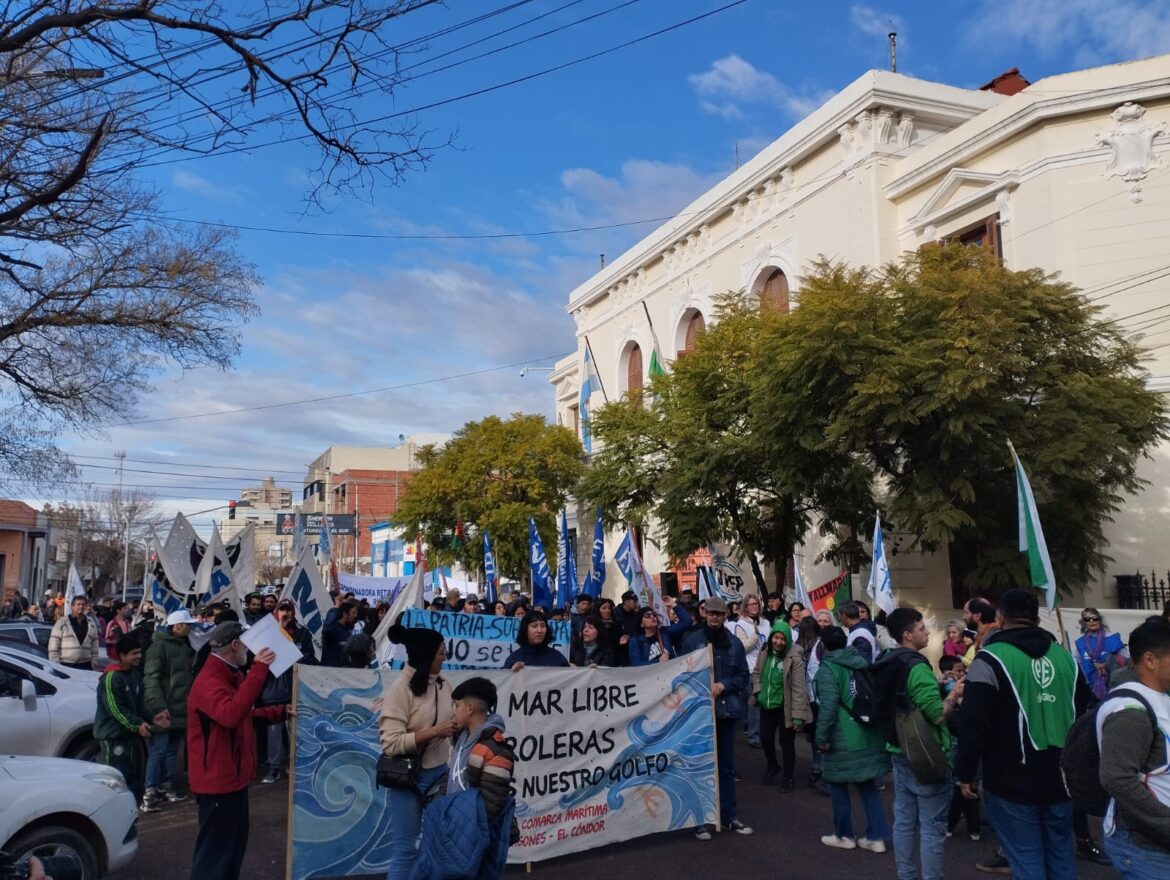 Viedma marchó contra la Ley Bases