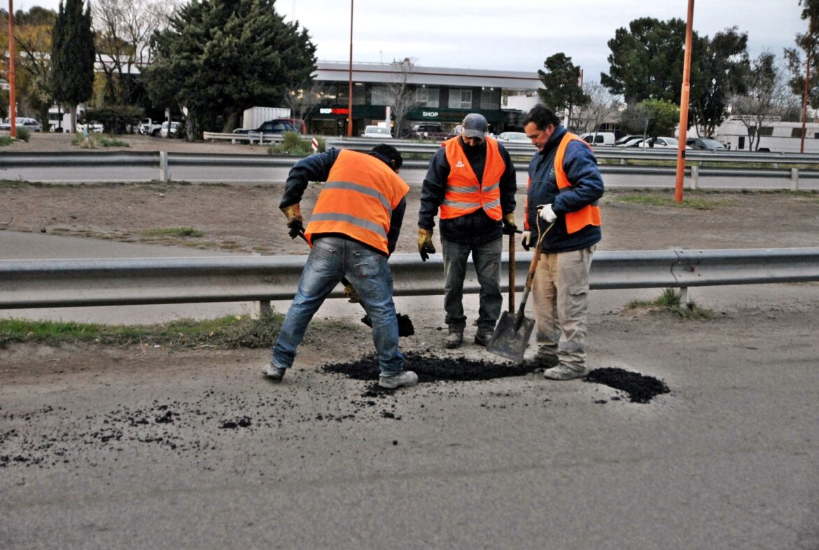 Tareas de mantenimiento vial en distintas calles