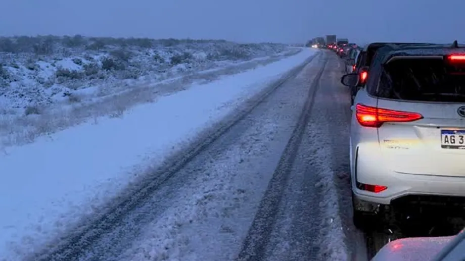 Cortan el tránsito esta noche en Neuquén por las nevadas