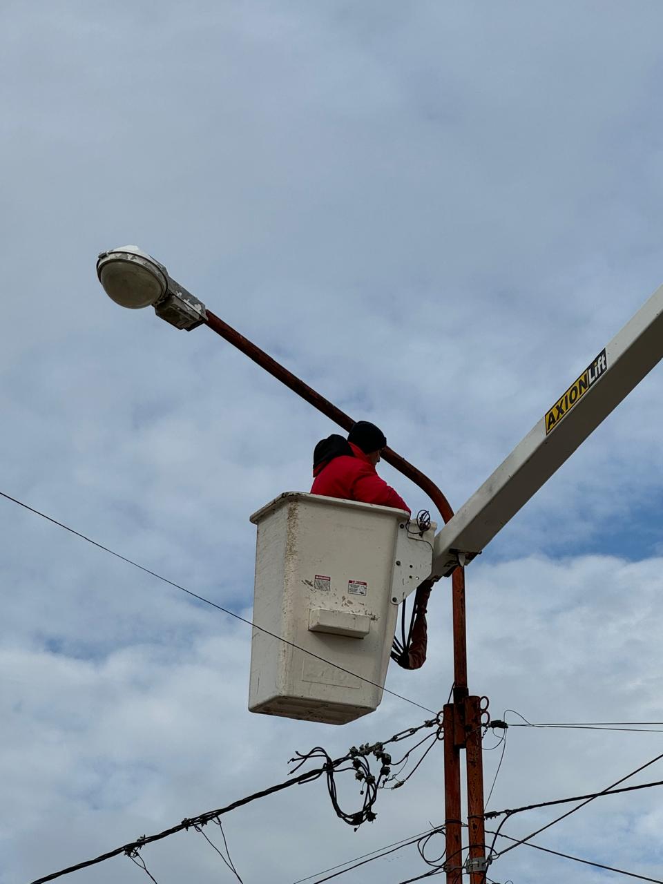 Refaccionan luminarias en distintos sectores de Viedma