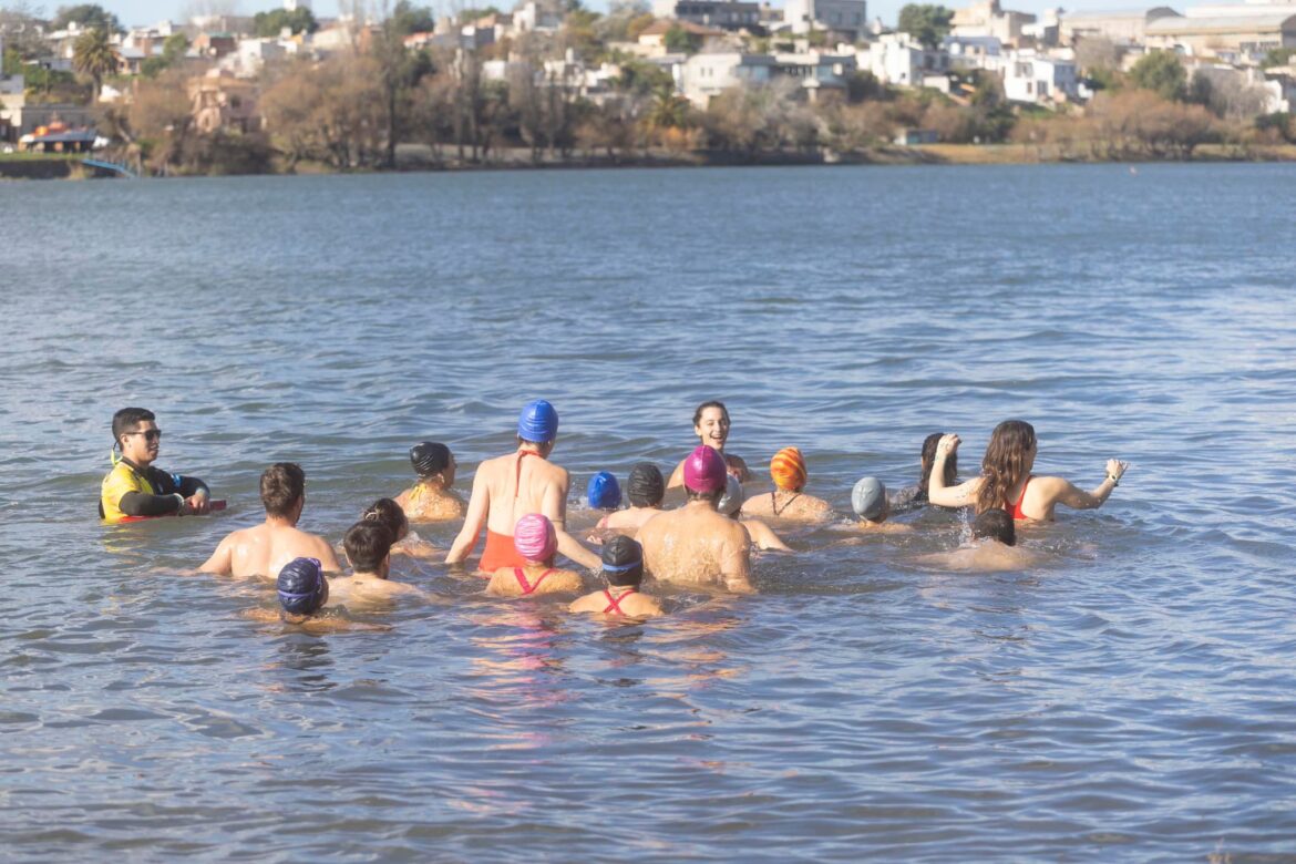 Unos cien vecinos nadaron en aguas frías con Ailén Lascano Micaz