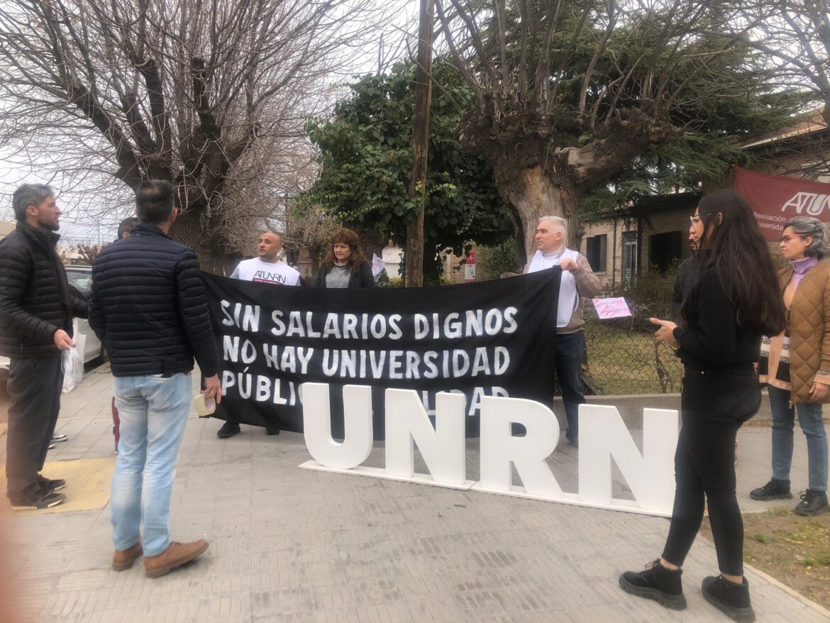 No docentes y docentes universitarios siguen su plan de lucha