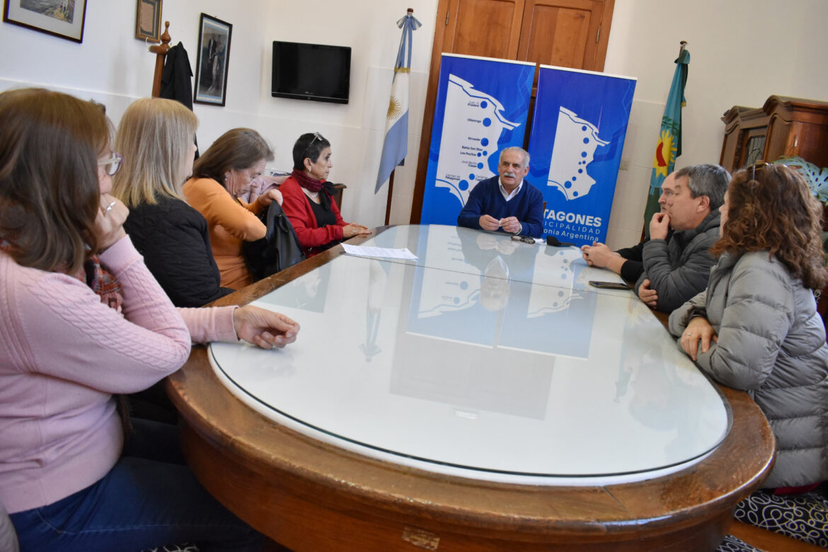 Jubilados y docentes con el intendente por zona fría