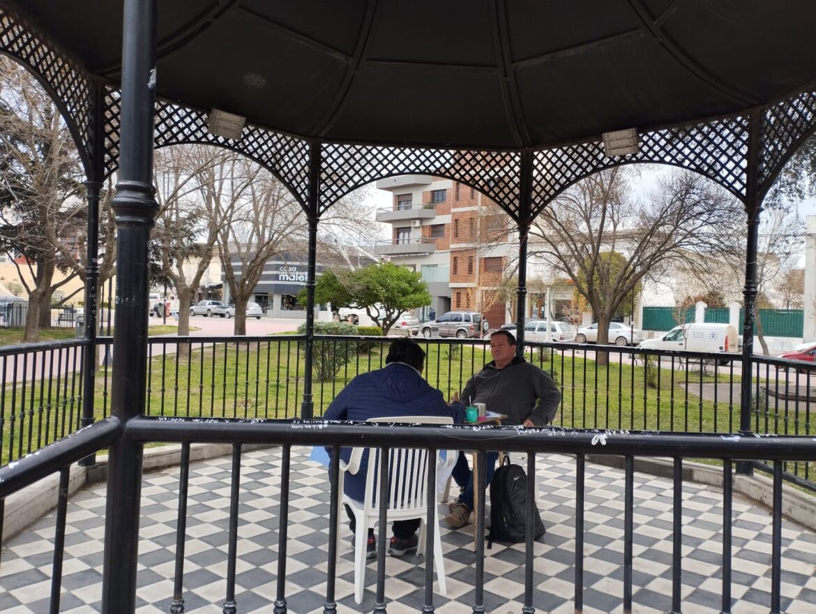 El concejal de Patagones Carlos Videla comenzó a atender en la plaza