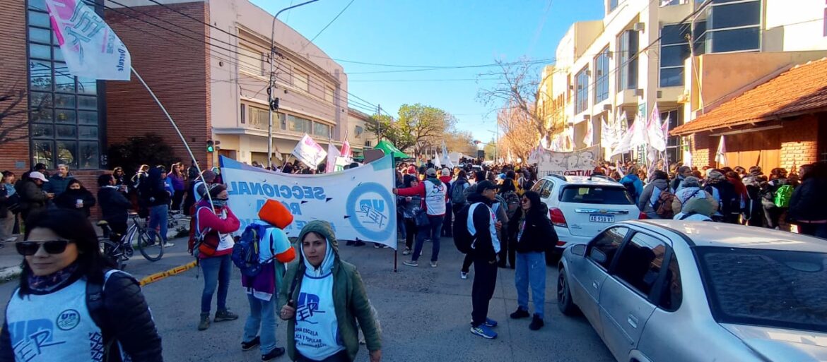 Reprimen en las afuera de la Legislatura a los docentes rionegrinos