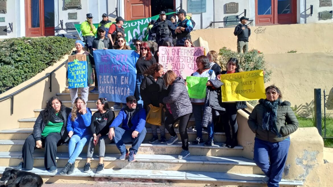 Municipales en la primera jornada de protesta frente al municipio