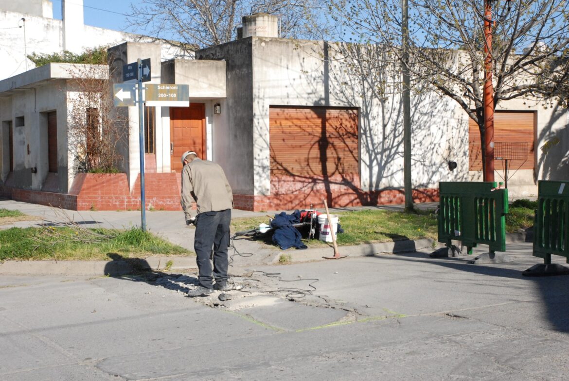 Continúan con el plan de bacheo con adoquines