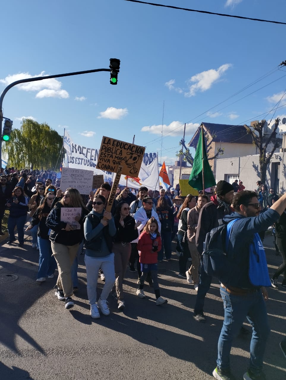 Una multitud marchó junto a la familia universitaria en Viedma