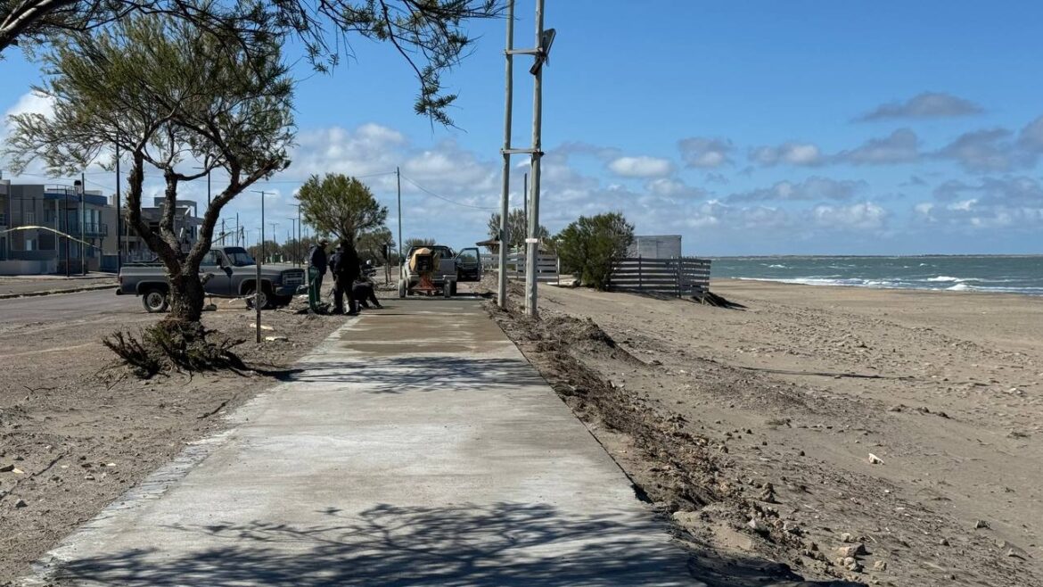 Mantenimiento de calles y construcción de veredas en el balneario El Cóndor