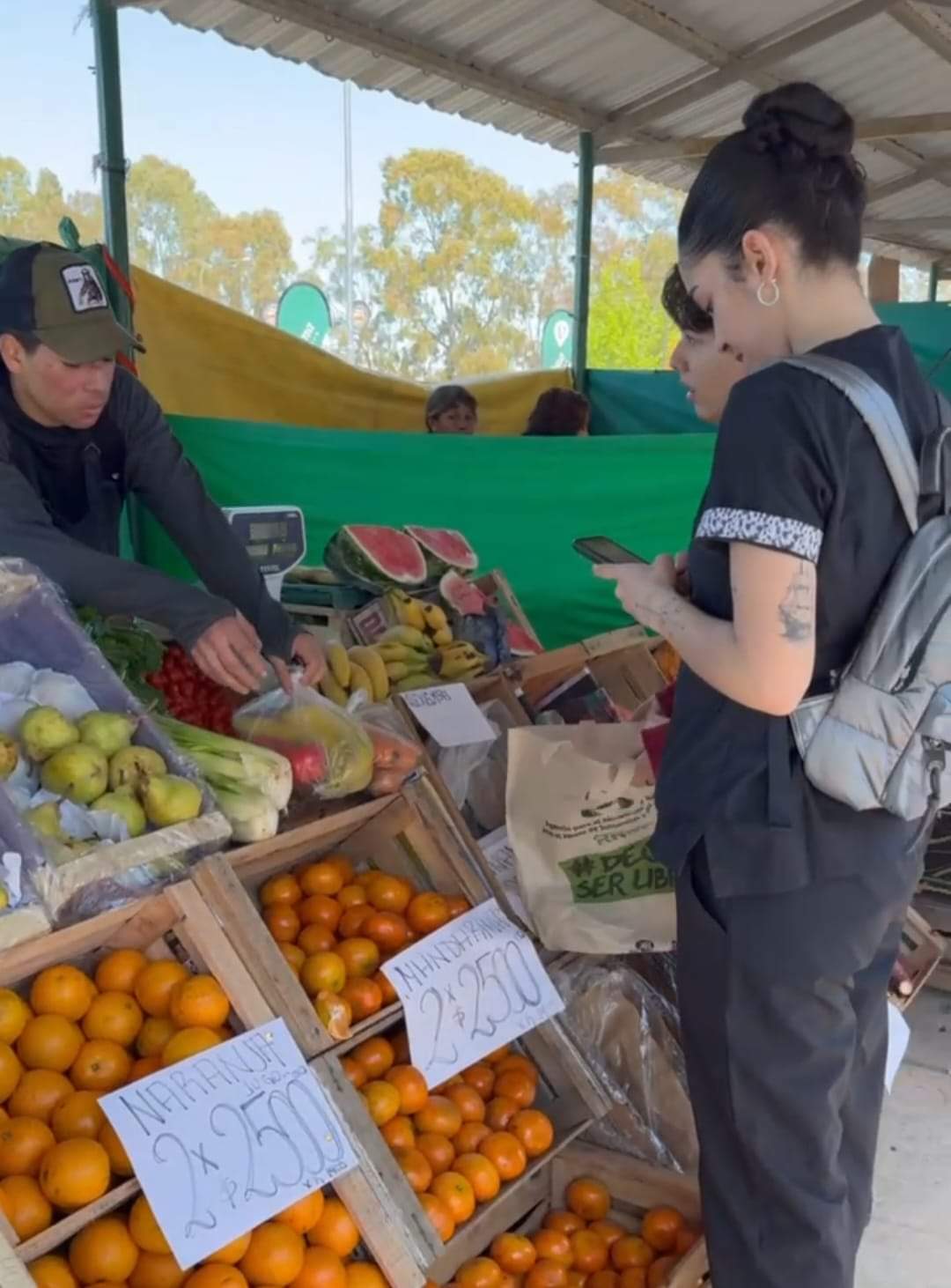 Se promociona el uso de bolsas de tela en la Feria Municipal