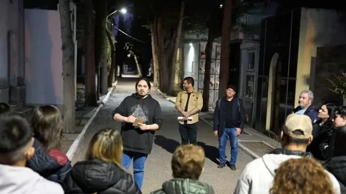 Visitas guiadas nocturnas en el cementerio. Te sumarías?