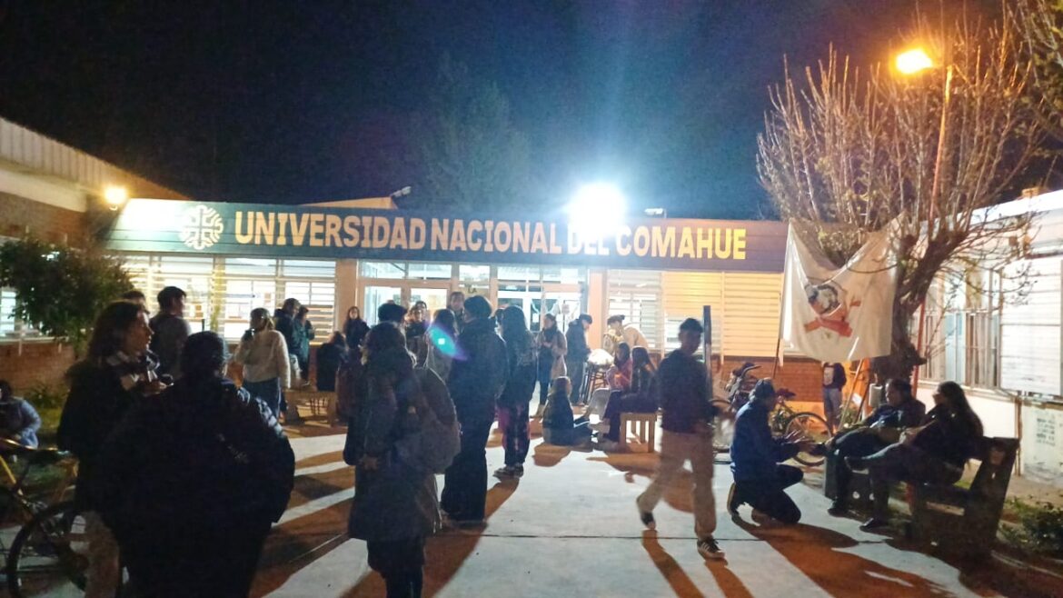 Vigilia universitaria en Viedma y corte de puentes este jueves