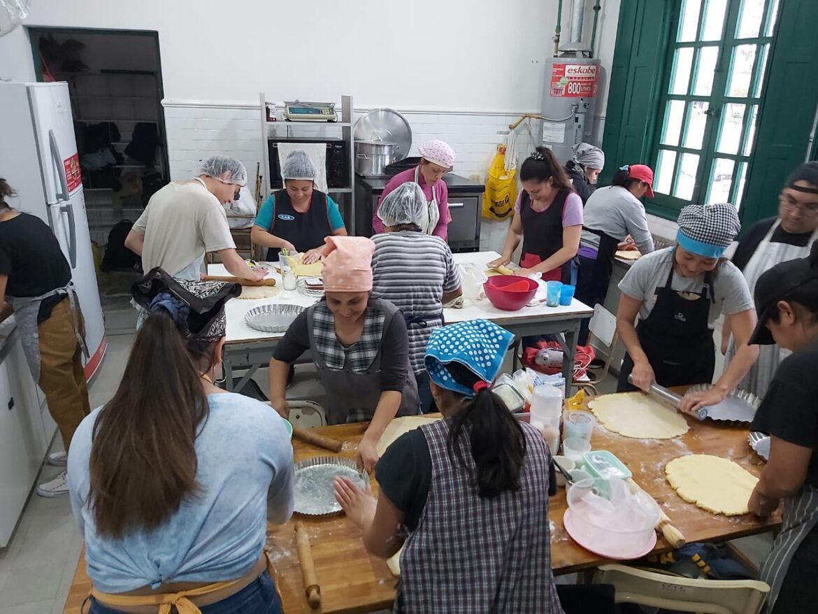 Muestra y degustación gastronómica de alumnos del CFP 401 en Patagones