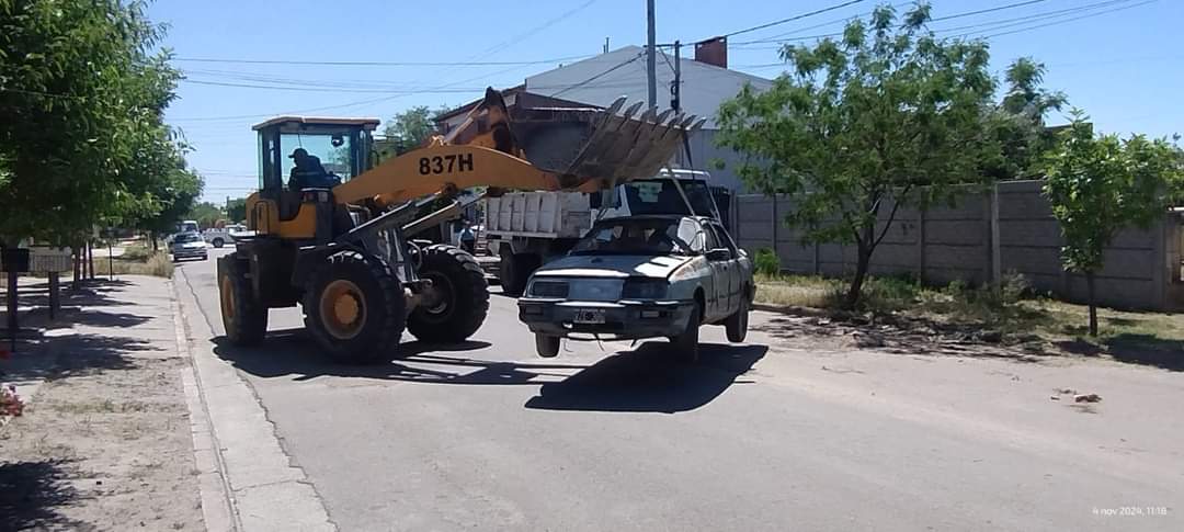 Retiran vehículos abandonados en lugares públicos