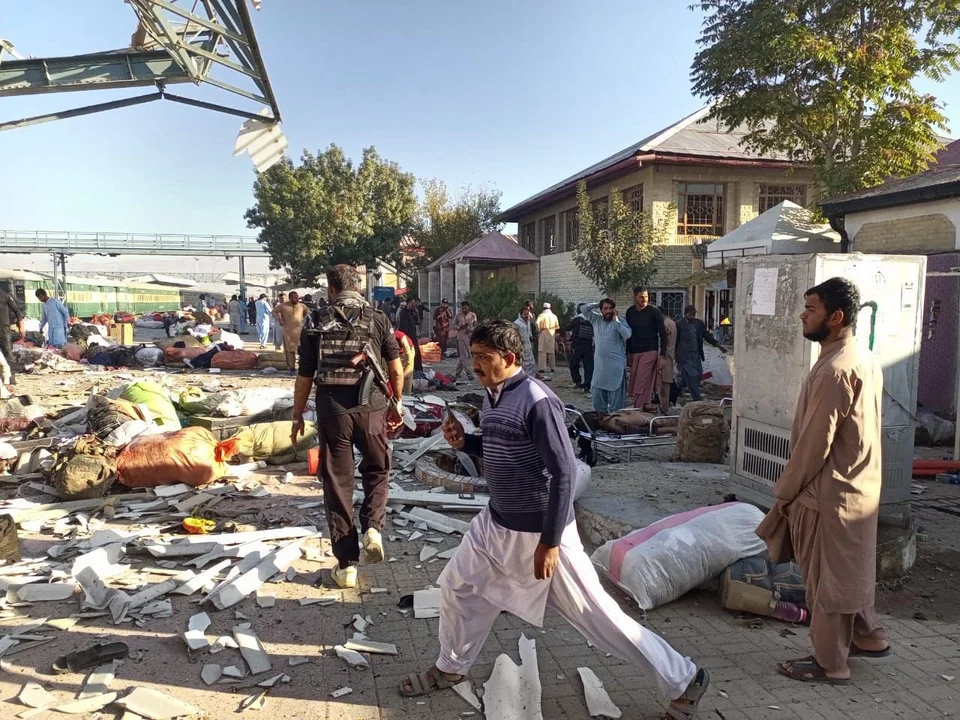 Atentado mortal en estación de trenes en Pakistán