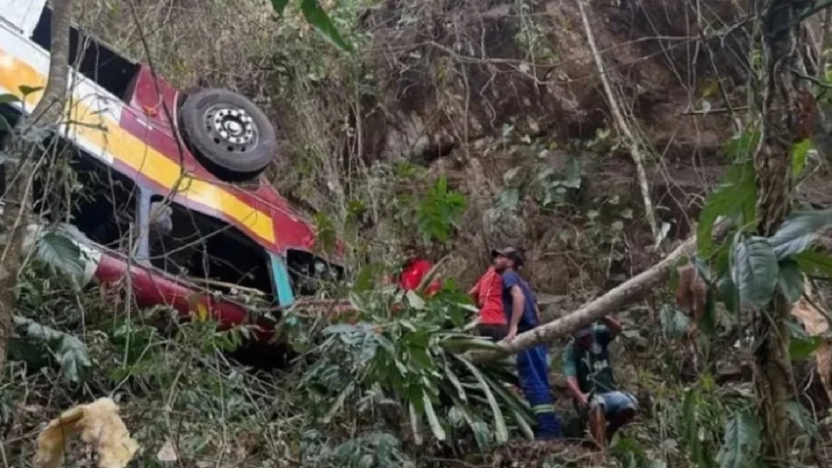 Tragedia en Brasil: al menos 17 muertos al caer un autobús a un precipicio