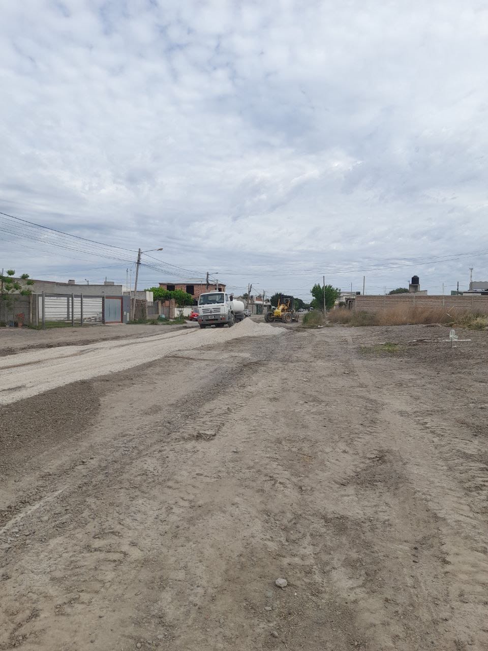 Realizan mantenimiento de calles en la ciudad de Viedma